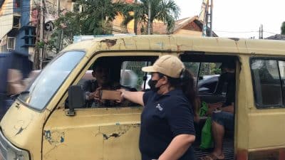 Novijati, pengurus DPD SWI Kota Depok, ketika memberikan takjil. (06/04/2023).