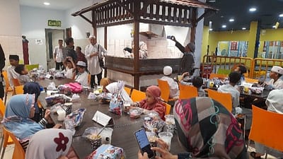 Anak yatim dan dhuafa bersiap untuk berbuka puasa bersama. (23/03/2023).
