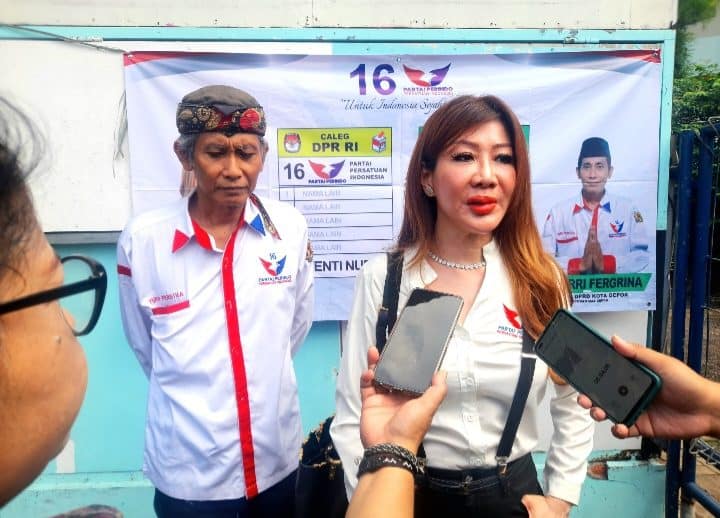 Yenti Nuddin saat diwawancarai media